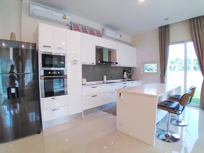 House for rent Huay Yai Pattaya showing the kitchen and breakfast bar