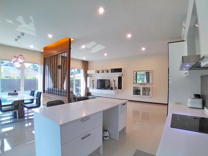 House for rent Huay Yai Pattaya showing the kitchen, dining and living areas
