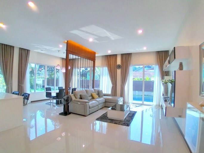 House for rent Huay Yai Pattaya showing the living and dining areas