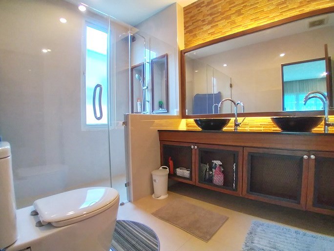 House for rent Huay Yai Pattaya showing the master bathroom