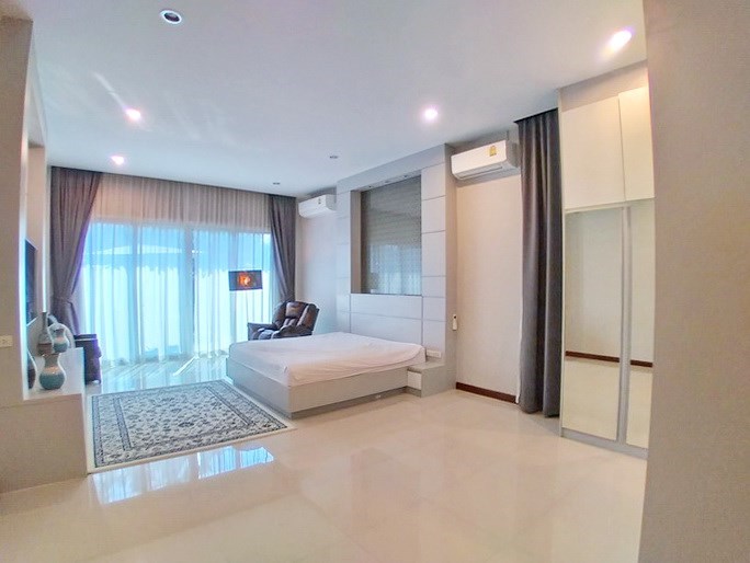 House for rent Huay Yai Pattaya showing the master bedroom