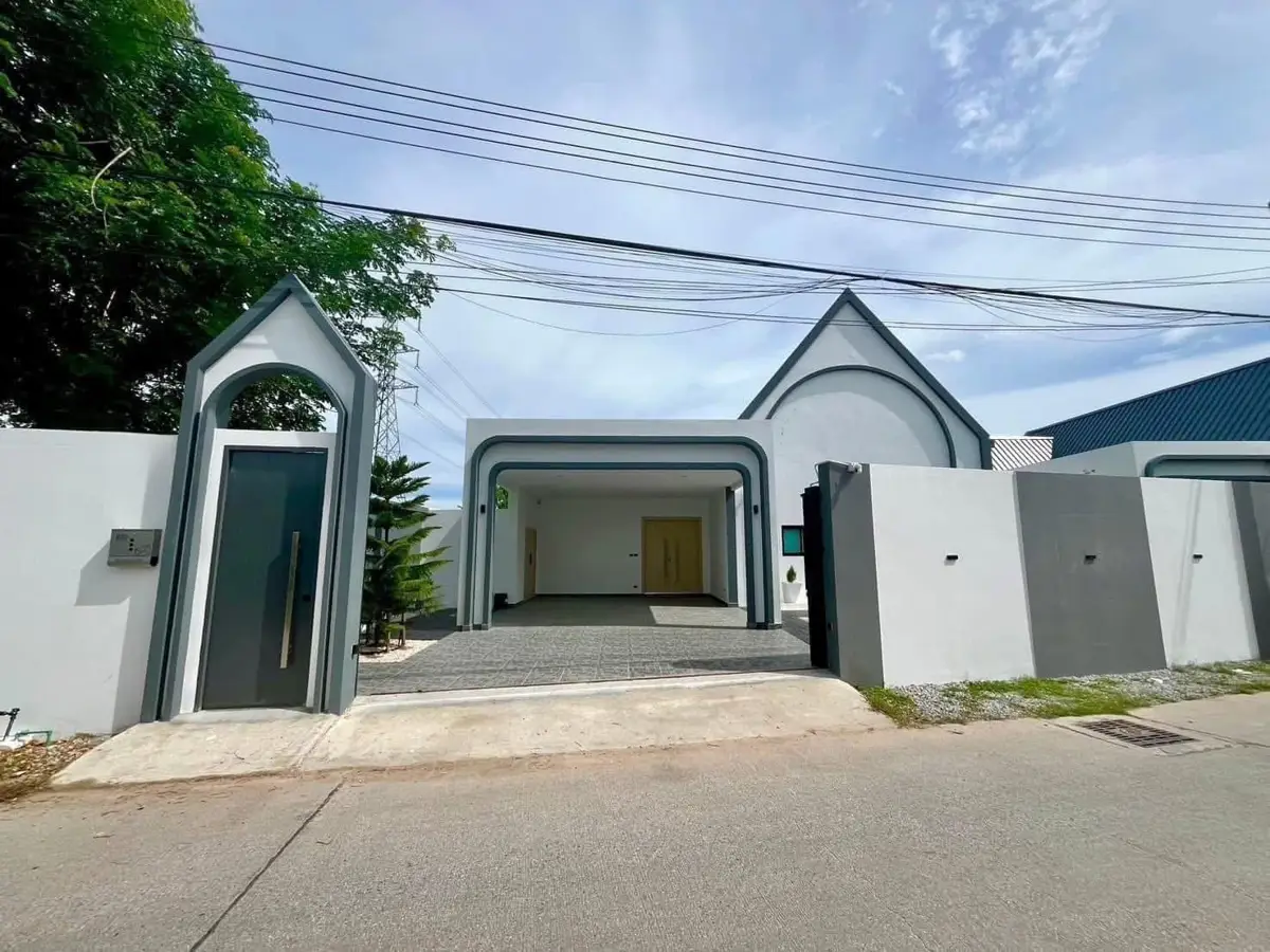 Modern Luxury Pool Villa in Pattaya for Sale