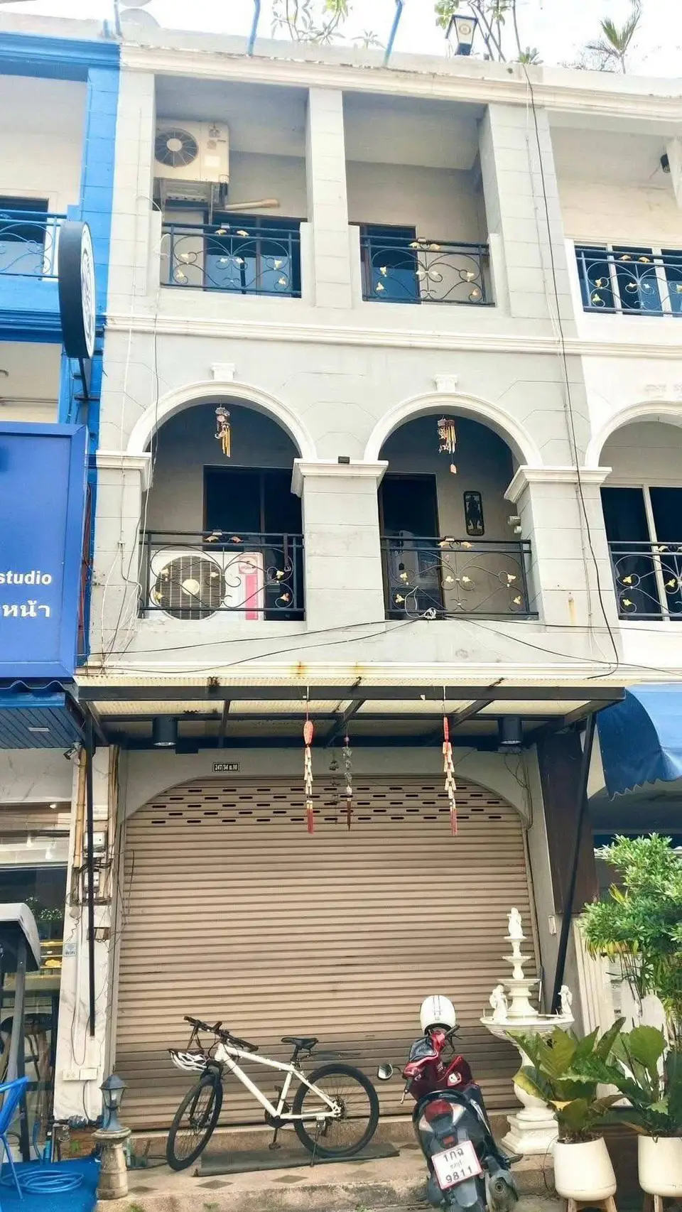 Commercial building for rent, 1 unit, 3 floors with rooftop.