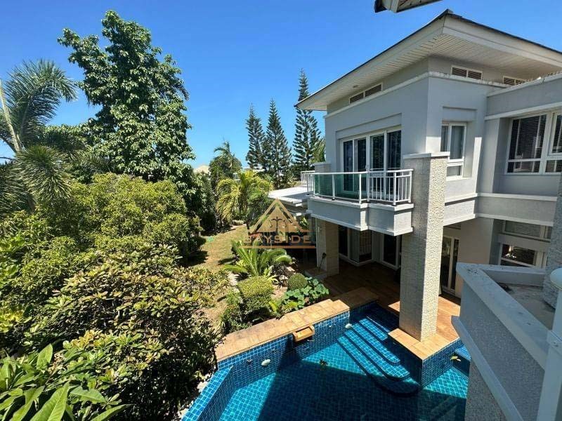 Beautiful Pool Villa Near Beach in Na Jomtien For Sale