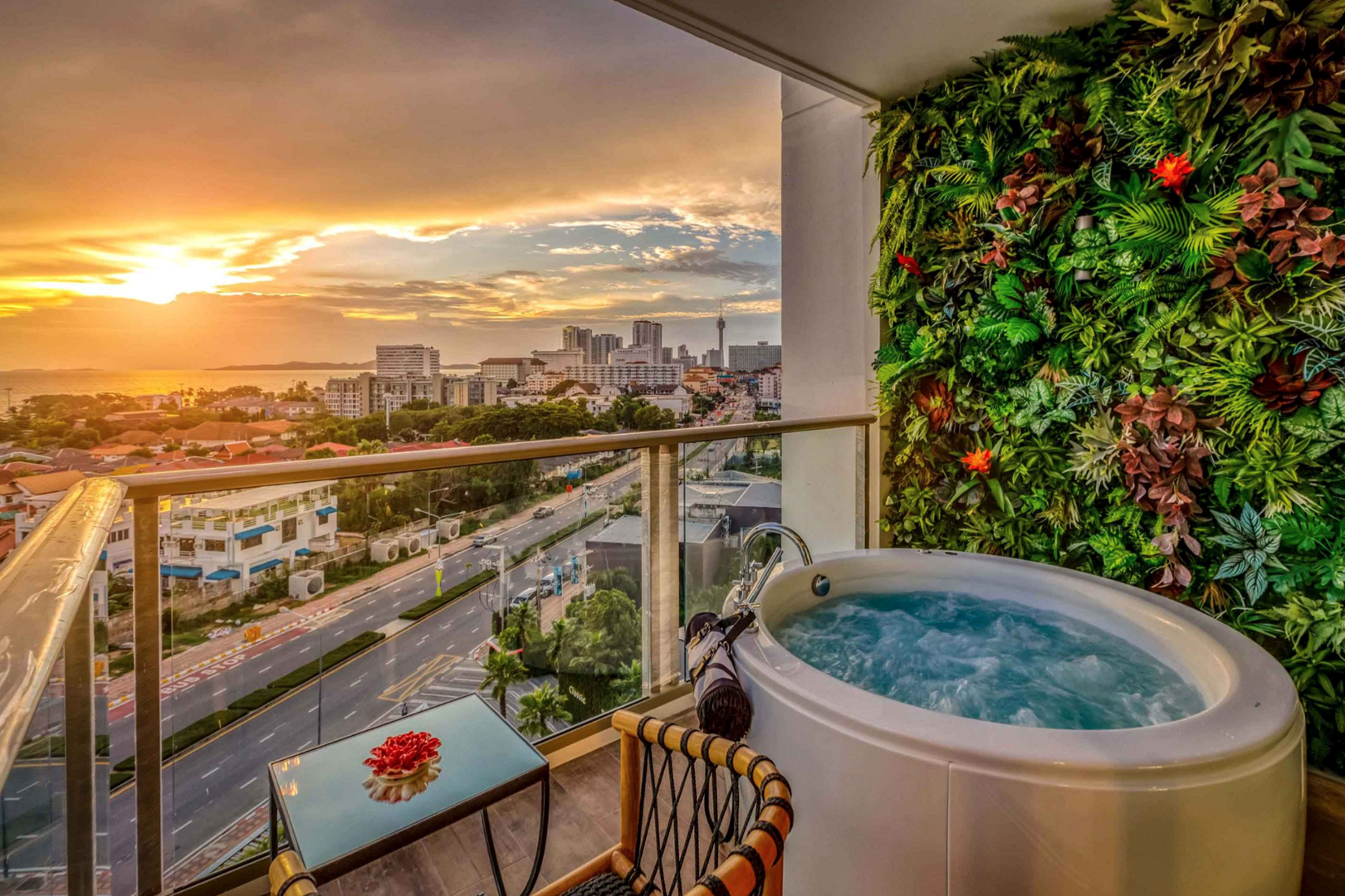 Balcony with Jacuzzi 