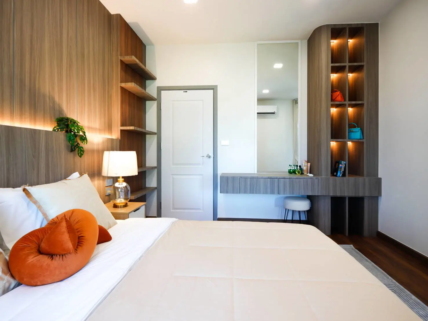 Large pool villa for sale  luxury private pool villa perfectly positioned just off Sukhumvit Road, Quiet neighborhood and  convenient.