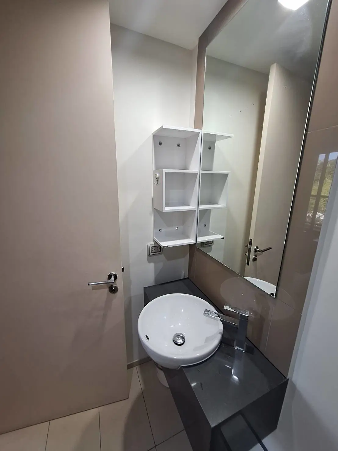 Unixx South Pattaya 1 Bedroom Great view, cool breeze, comfortable living Condo in a great location, easy access, near tourist attractions, restaurants, and shopping malls Fully equipped with amenities: Swimming pool Fitness center
