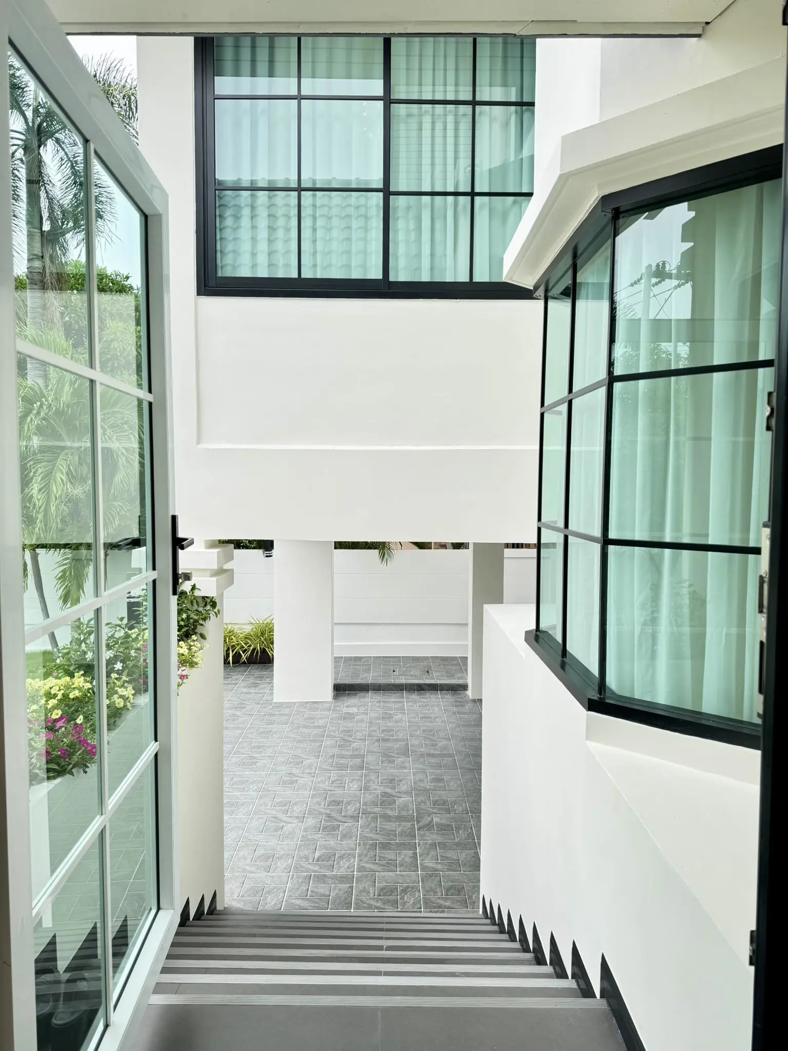 3-storey house  North Pattaya  4 Bedrooms   6 Bathrooms   Land area: 122 sq. wah 488 sqm