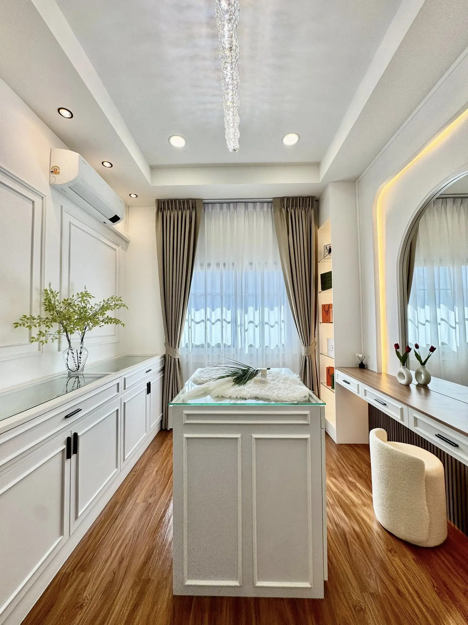 3-storey house  North Pattaya  4 Bedrooms   6 Bathrooms   Land area: 122 sq. wah 488 sqm