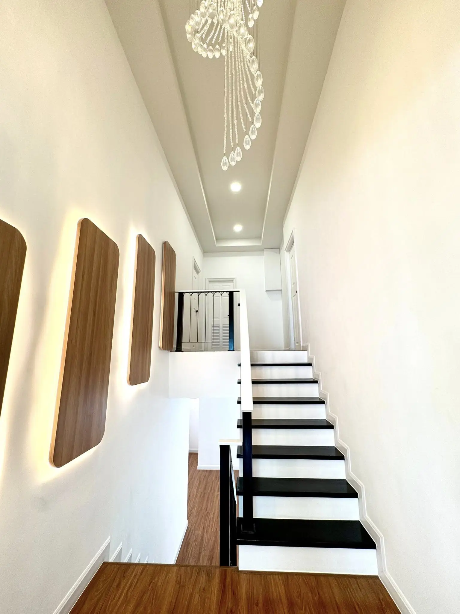 3-storey house  North Pattaya  4 Bedrooms   6 Bathrooms   Land area: 122 sq. wah 488 sqm
