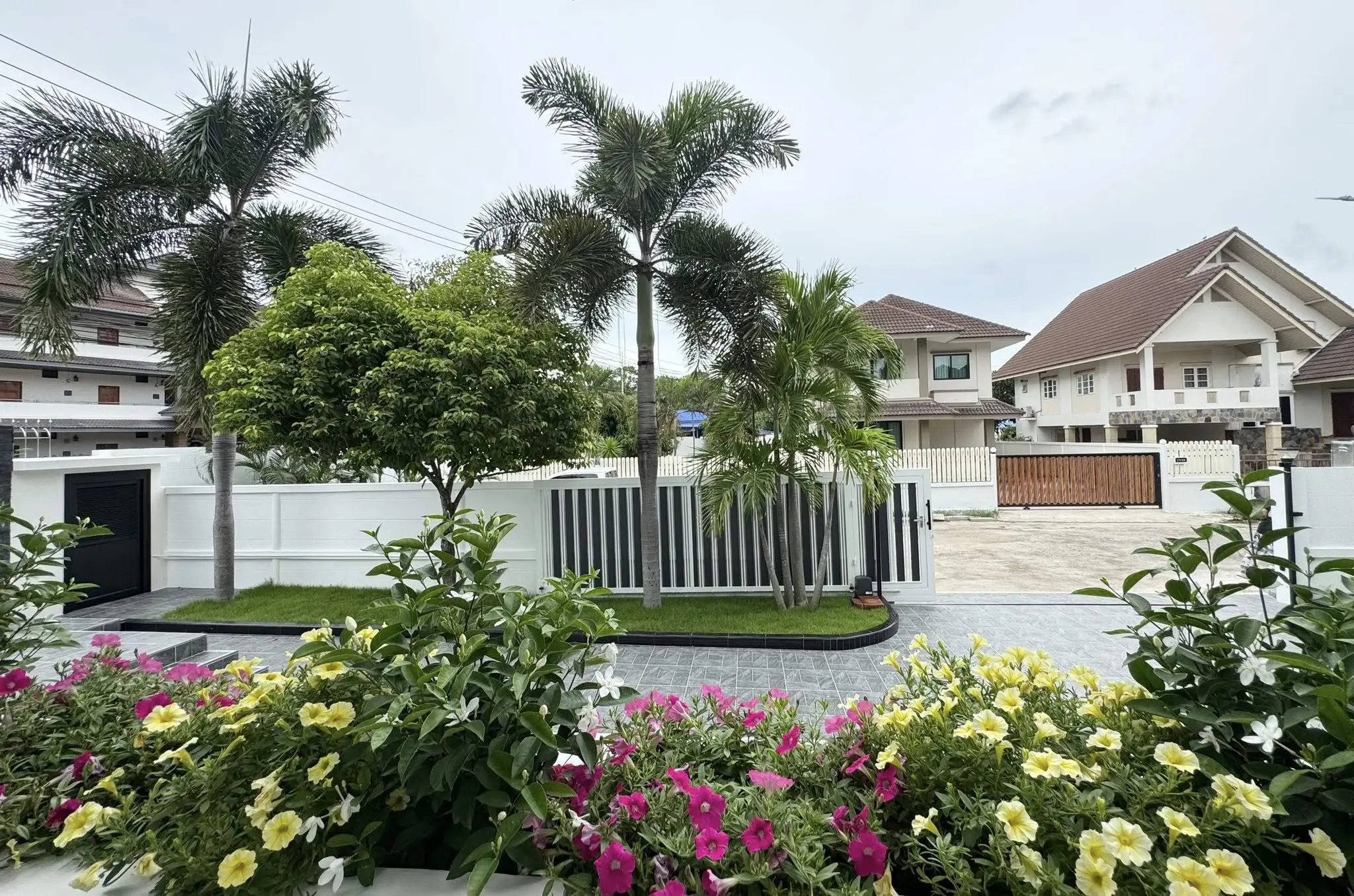 3-storey house  North Pattaya  4 Bedrooms   6 Bathrooms   Land area: 122 sq. wah 488 sqm