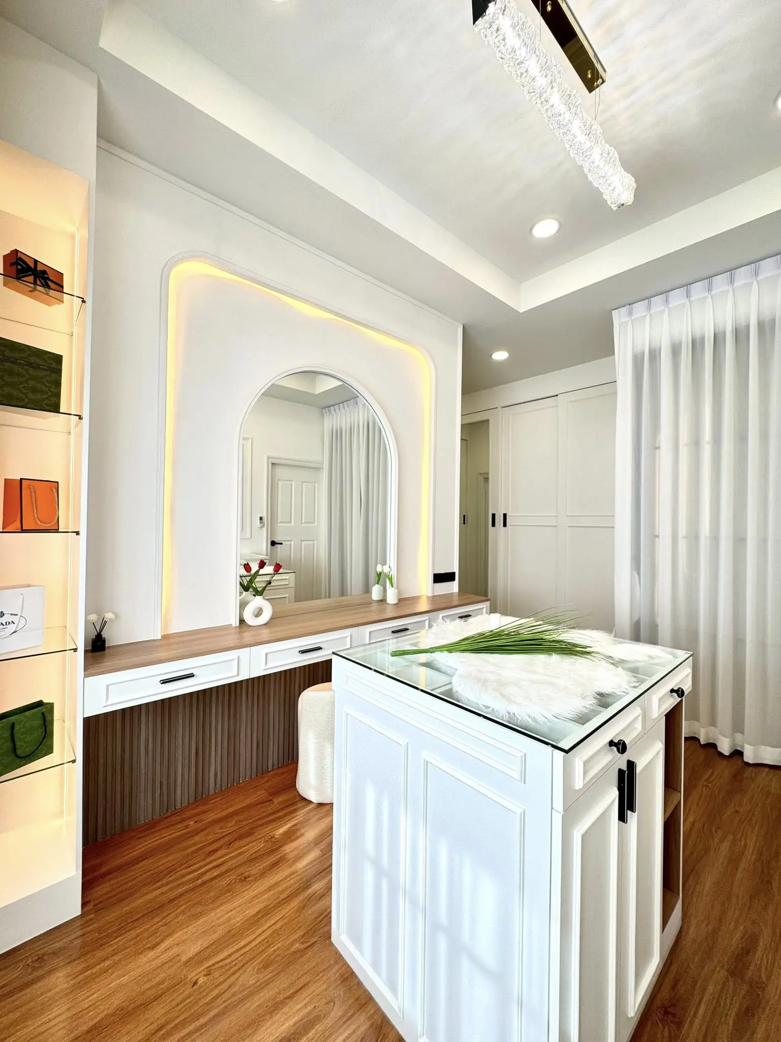 3-storey house  North Pattaya  4 Bedrooms   6 Bathrooms   Land area: 122 sq. wah 488 sqm