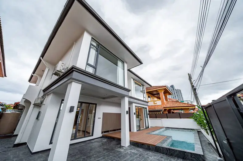 Eakmongkol Thepprasit spacious home opposite Supalai Mare Condo  ​ Land Size: 276 sqm  ​ Living Size: 230 sqm  ​ 6 bedrooms 7 bathrooms