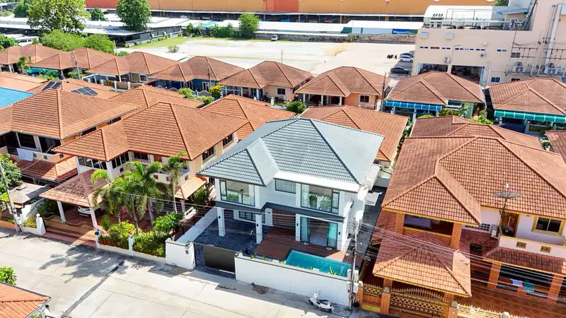 Eakmongkol Thepprasit spacious home opposite Supalai Mare Condo  ​ Land Size: 276 sqm  ​ Living Size: 230 sqm  ​ 6 bedrooms 7 bathrooms