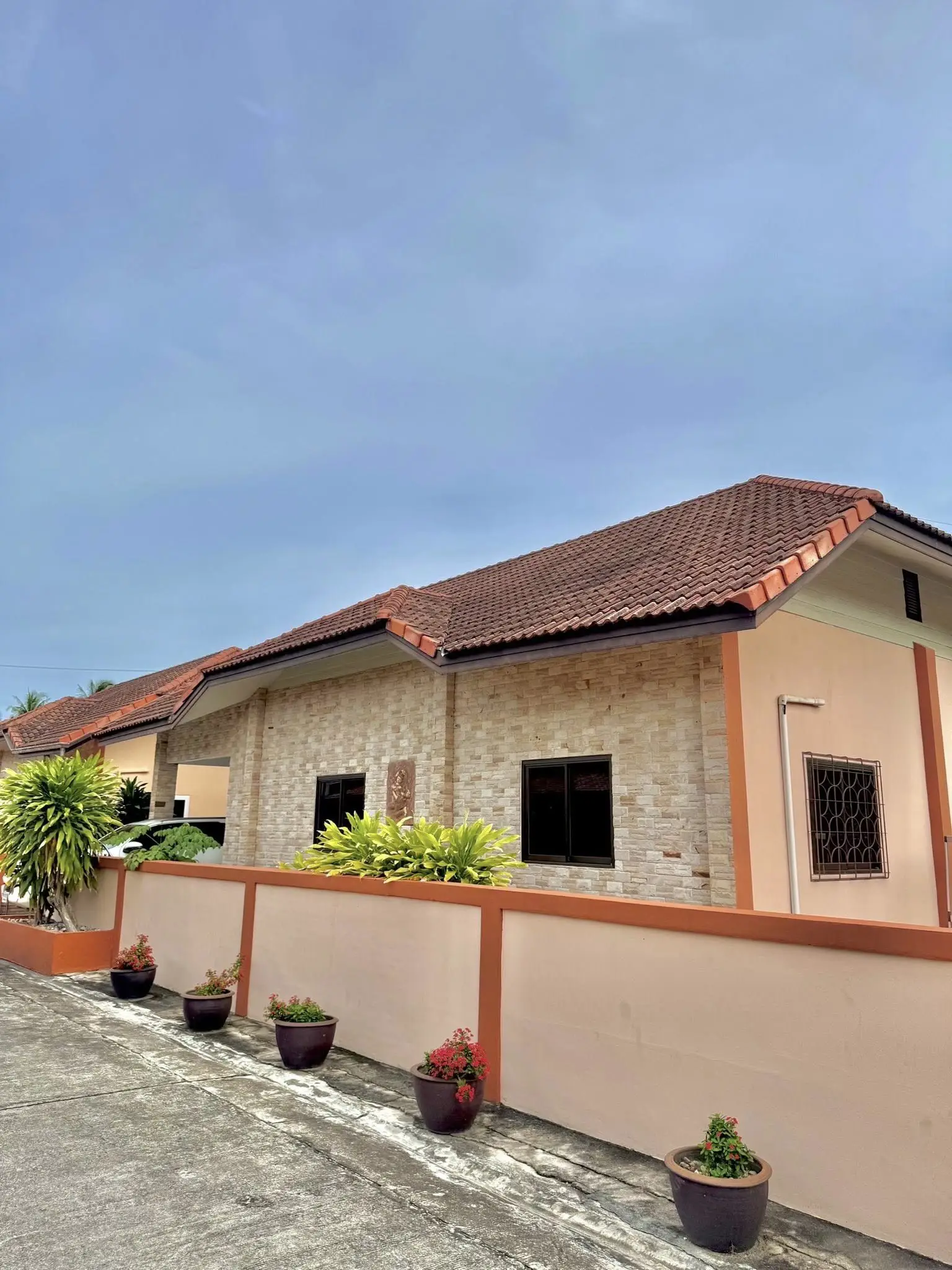 House  for rent at Danevang Village is located in Huay Yai near the new motorway which is very easy to travel. It only takes about 15 - 20 minutes to travel to Jomtien and Pattaya