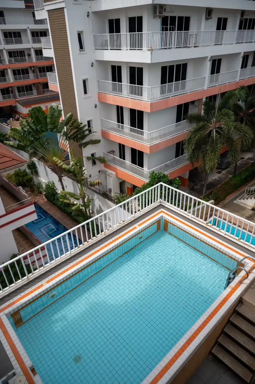  2 bedroom Condo Pratumnak with the following facilities: Swimming pool, Security, Car park and Garden