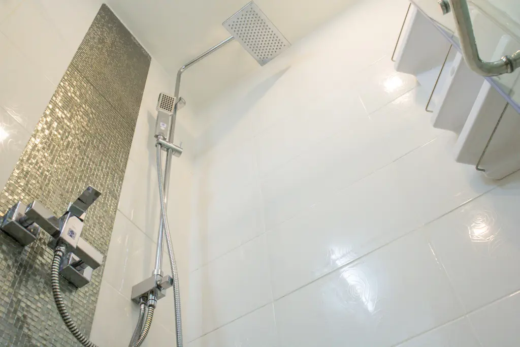  1 bed condo Pratumnak  with contemporary furnishings and interiors. featuring a communal pool, well-equipped fitness, sauna, spa, charming steam room, and Jacuzzi.