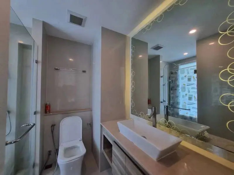 Riviera Jomtien Studio for sale luxury condominium with a  full range of facilities with children's playground, rooftop pool with sunbeds, and a communal gym, allowing commune overlooking sea view. The project is 200 meters close to Jomtien Beach