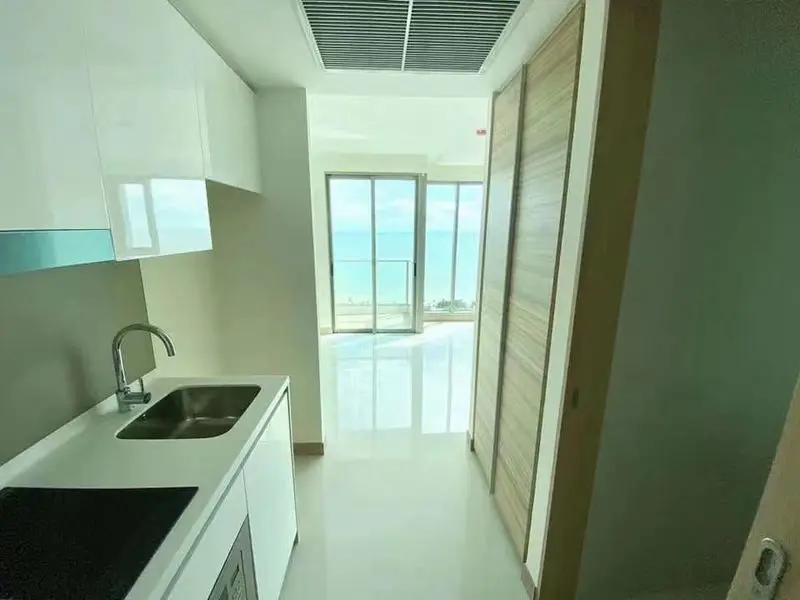 Riviera Jomtien Studio for sale luxury condominium with a  full range of facilities with children's playground, rooftop pool with sunbeds, and a communal gym, allowing commune overlooking sea view. The project is 200 meters close to Jomtien Beach