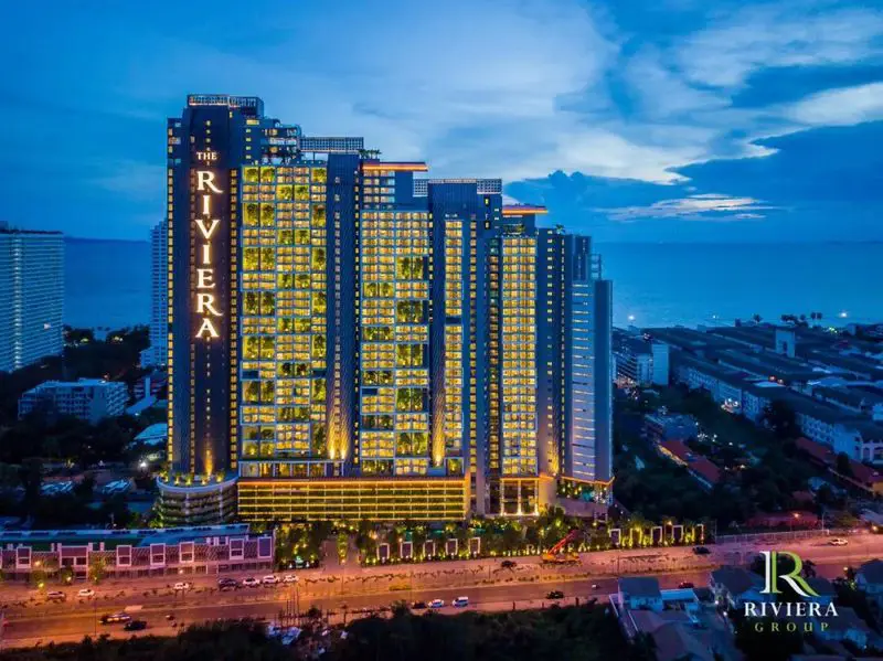 Riviera Jomtien Studio for sale luxury condominium with a  full range of facilities with children's playground, rooftop pool with sunbeds, and a communal gym, allowing commune overlooking sea view. The project is 200 meters close to Jomtien Beach