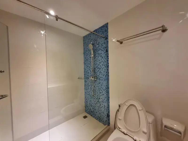 1 bed Condo 8th floor Estanan Condo at Pattaya, Chonburi has the following facilities: Swimming pool, Gym, Security, Car park and Concierge.