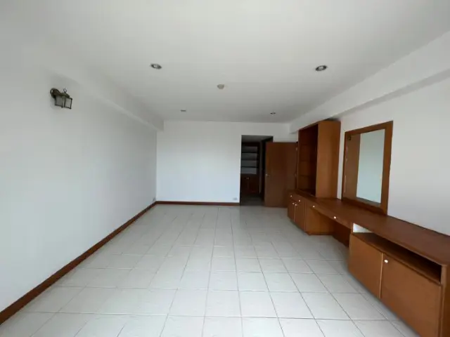 Peak Condo 2 Bedroom Pratumnak Hill with swimming pool, gym, car parking, and 24H security system prime location with easy access to  Bali Hai Pier Pattaya, Cozy Beach, Big Buddha Temple
