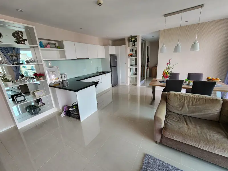 2 bed Condo Central Pattaya with Communal Pool, Gardens,  On-site Bars and Restaurants , Fitness Center and  Jacuzzi 