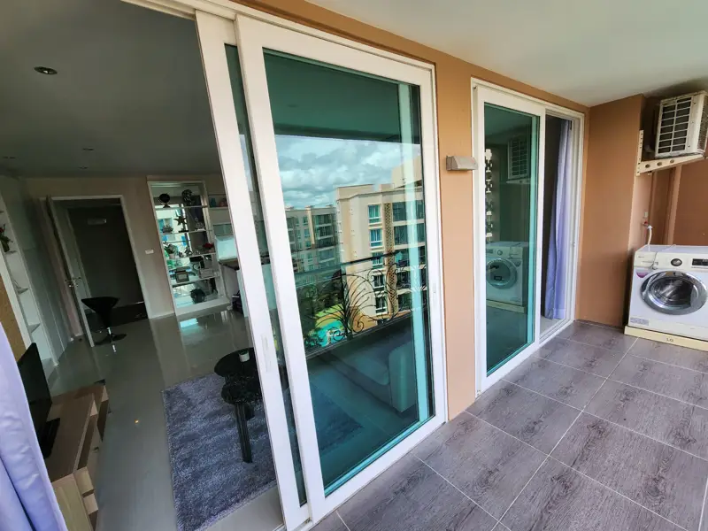 2 bed Condo Central Pattaya with Communal Pool, Gardens,  On-site Bars and Restaurants , Fitness Center and  Jacuzzi 