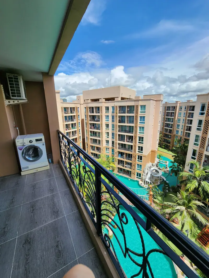 2 bed Condo Central Pattaya with Communal Pool, Gardens,  On-site Bars and Restaurants , Fitness Center and  Jacuzzi 