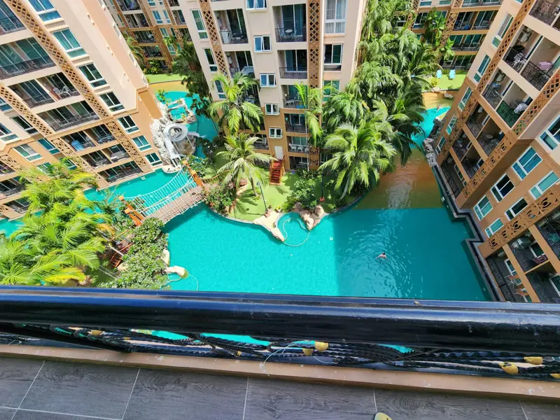 2 bed Condo Central Pattaya with Communal Pool, Gardens,  On-site Bars and Restaurants , Fitness Center and  Jacuzzi 