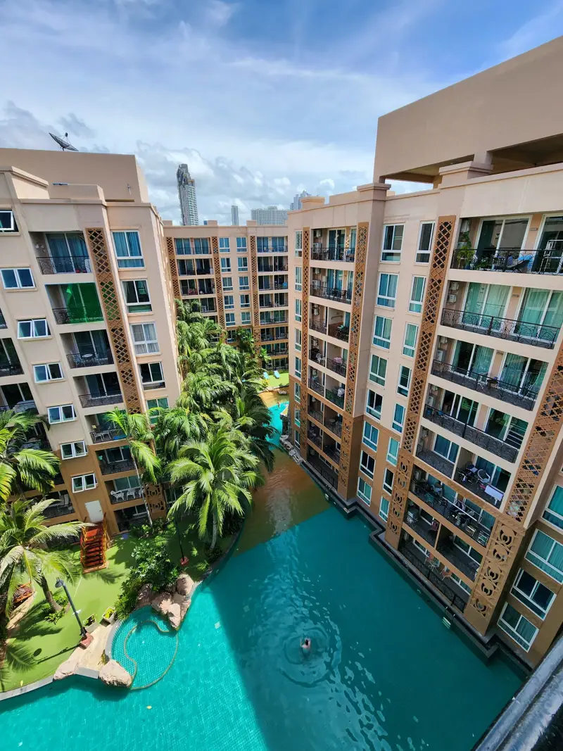 2 bed Condo Central Pattaya with Communal Pool, Gardens,  On-site Bars and Restaurants , Fitness Center and  Jacuzzi 