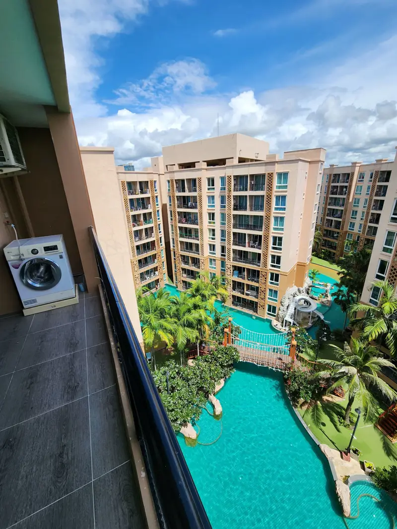 2 bed Condo Central Pattaya with Communal Pool, Gardens,  On-site Bars and Restaurants , Fitness Center and  Jacuzzi 