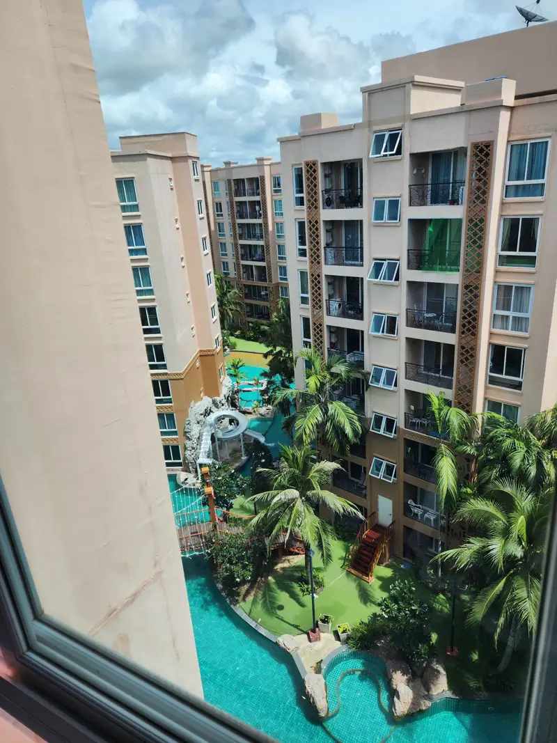 2 bed Condo Central Pattaya with Communal Pool, Gardens,  On-site Bars and Restaurants , Fitness Center and  Jacuzzi 