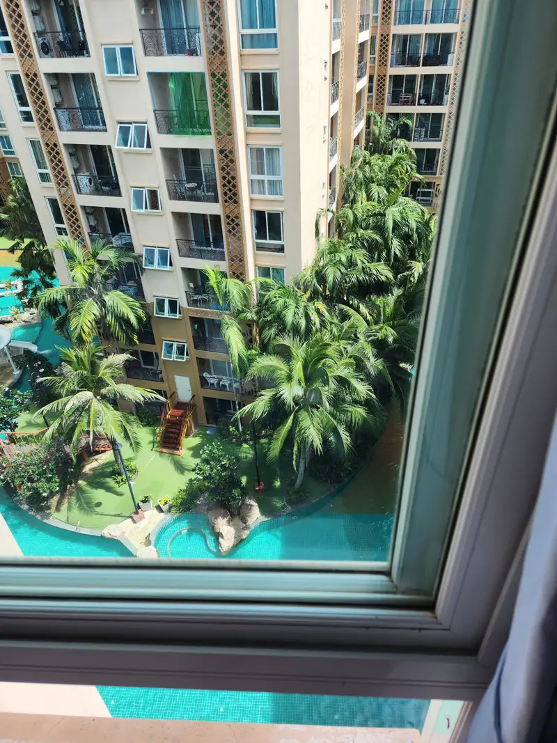 2 bed Condo Central Pattaya with Communal Pool, Gardens,  On-site Bars and Restaurants , Fitness Center and  Jacuzzi 