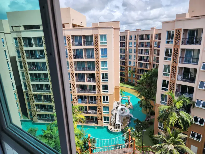 2 bed Condo Central Pattaya with Communal Pool, Gardens,  On-site Bars and Restaurants , Fitness Center and  Jacuzzi 