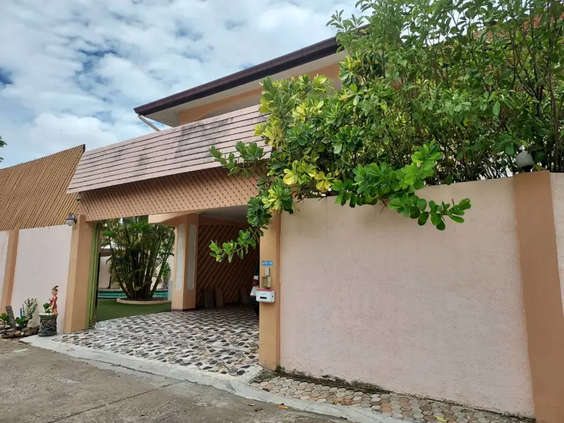 Pool Villa in Nakluea  4 all en suite bedrooms (one of them on the ground floor), a separate kitchen, a private pool – all in excellent condition. Double car port.  Partly furnished – negotiable.
