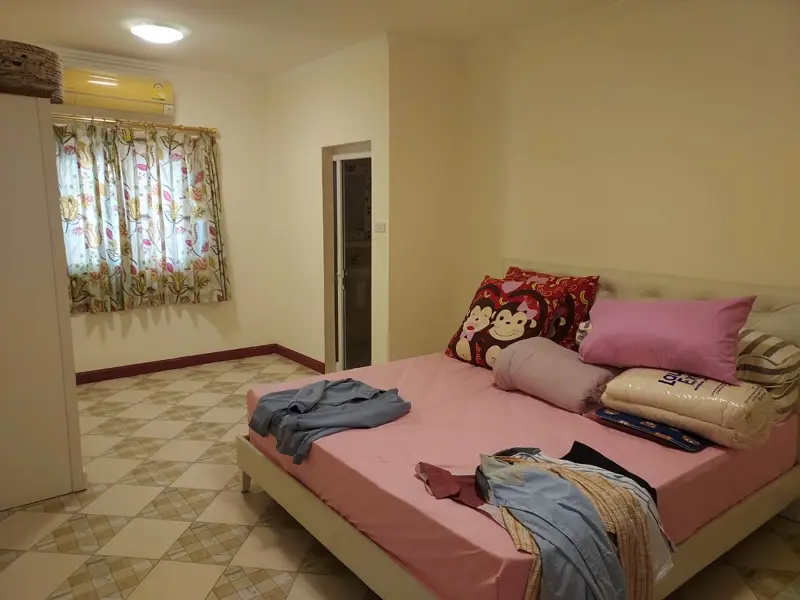 Pool Villa in Nakluea  4 all en suite bedrooms (one of them on the ground floor), a separate kitchen, a private pool – all in excellent condition. Double car port.  Partly furnished – negotiable.