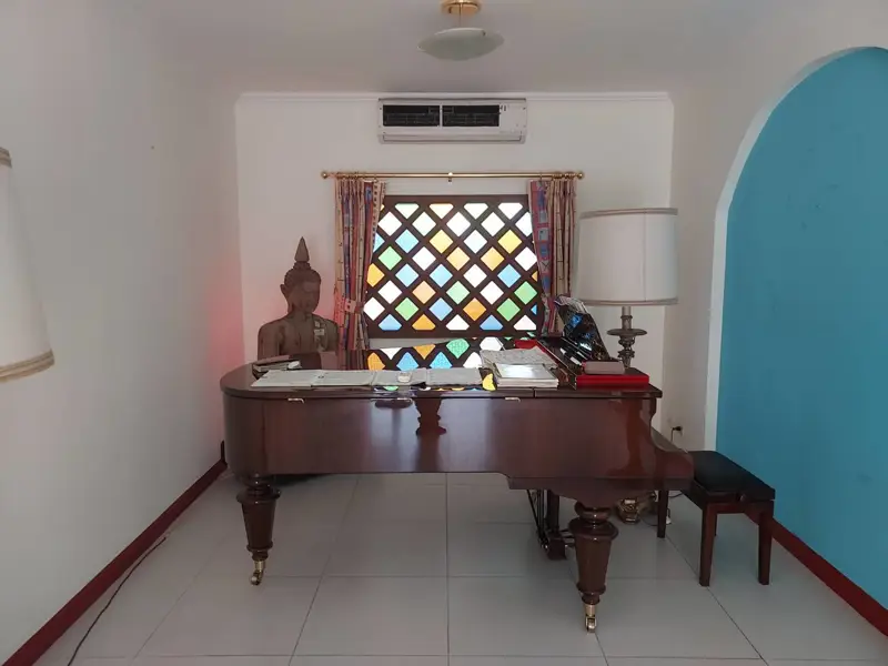 Pool Villa in Nakluea  4 all en suite bedrooms (one of them on the ground floor), a separate kitchen, a private pool – all in excellent condition. Double car port.  Partly furnished – negotiable.