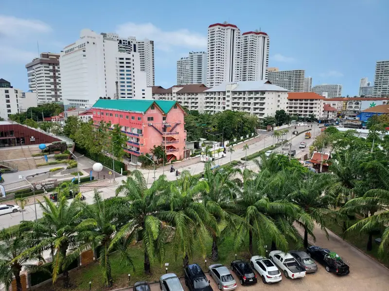 2 bed Condo in Jomtien with following facilities: Swimming pool, Gym, Security and Car park.