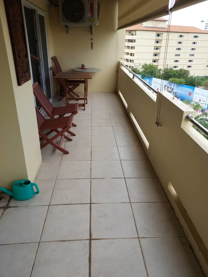 2 bed Condo in Jomtien with following facilities: Swimming pool, Gym, Security and Car park.