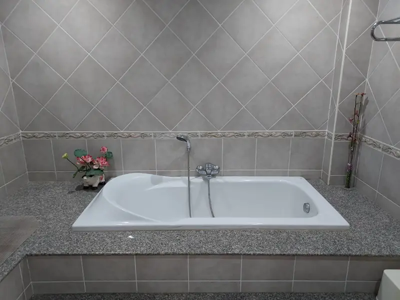 2 bed Condo in Jomtien with following facilities: Swimming pool, Gym, Security and Car park.