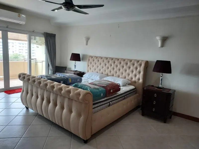 2 bed Condo in Jomtien with following facilities: Swimming pool, Gym, Security and Car park.