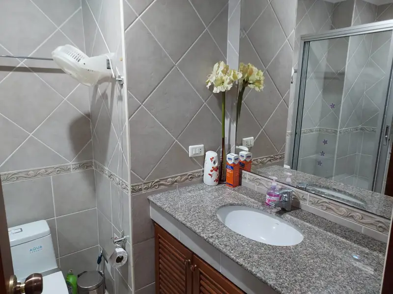 2 bed Condo in Jomtien with following facilities: Swimming pool, Gym, Security and Car park.