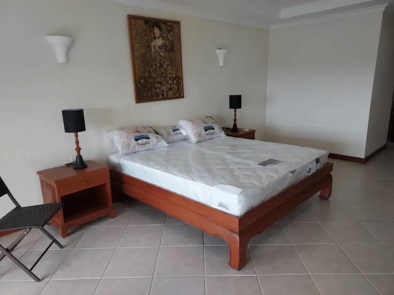 2 bed Condo in Jomtien with following facilities: Swimming pool, Gym, Security and Car park.