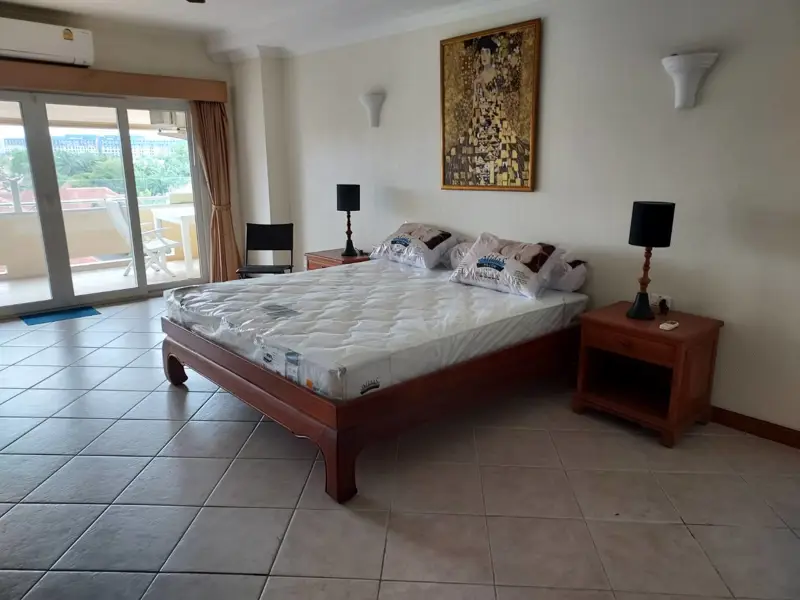 2 bed Condo in Jomtien with following facilities: Swimming pool, Gym, Security and Car park.