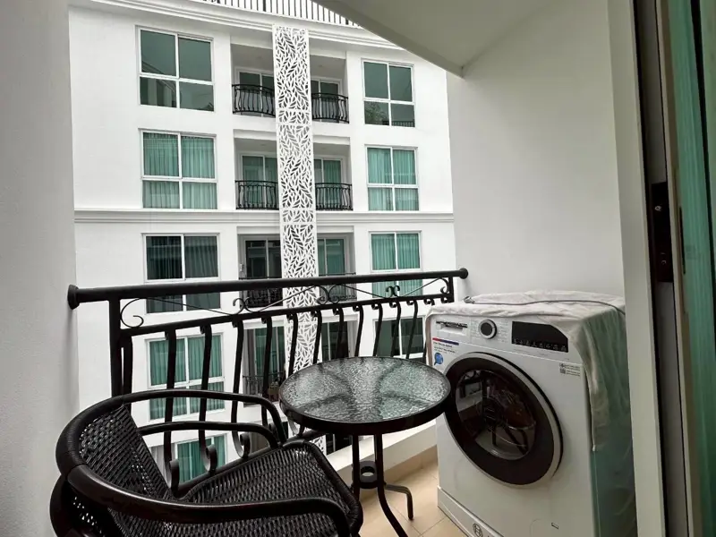 1 bed Central Pattaya Condo is outstanding with fountains, pools with many garden styles surrounding the project. 