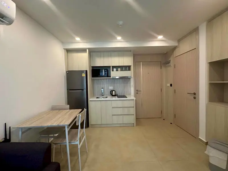 1 bed Central Pattaya Condo is outstanding with fountains, pools with many garden styles surrounding the project. 