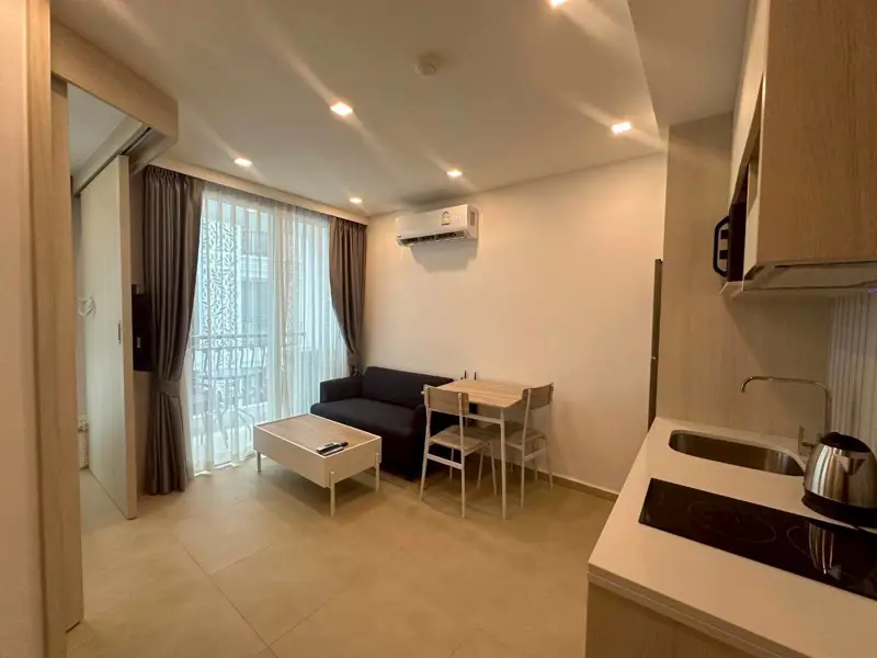 1 bed Central Pattaya Condo is outstanding with fountains, pools with many garden styles surrounding the project. 