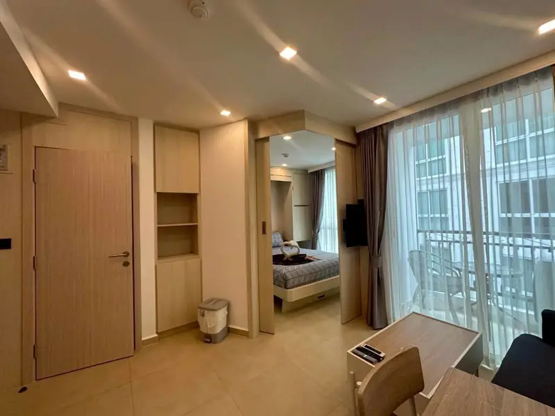 1 bed Central Pattaya Condo is outstanding with fountains, pools with many garden styles surrounding the project. 