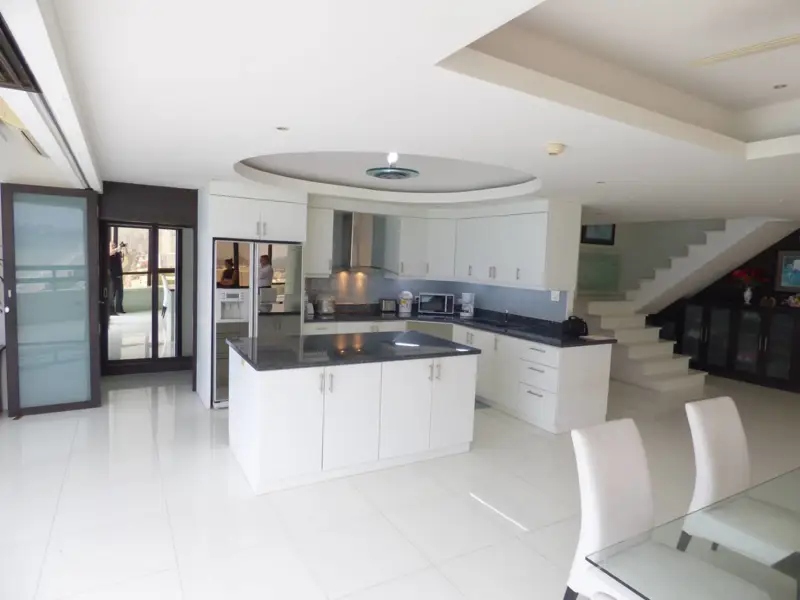 Penthouse Condo Jomtien Plaza with Swimming pool, Gym, Internet, Security, Car park, Garden and Elevator. 